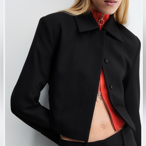 BRAND NEW NEVER WORN w/o tags Mango Black Tailored Cropped Blazer - Picture 3 of 4